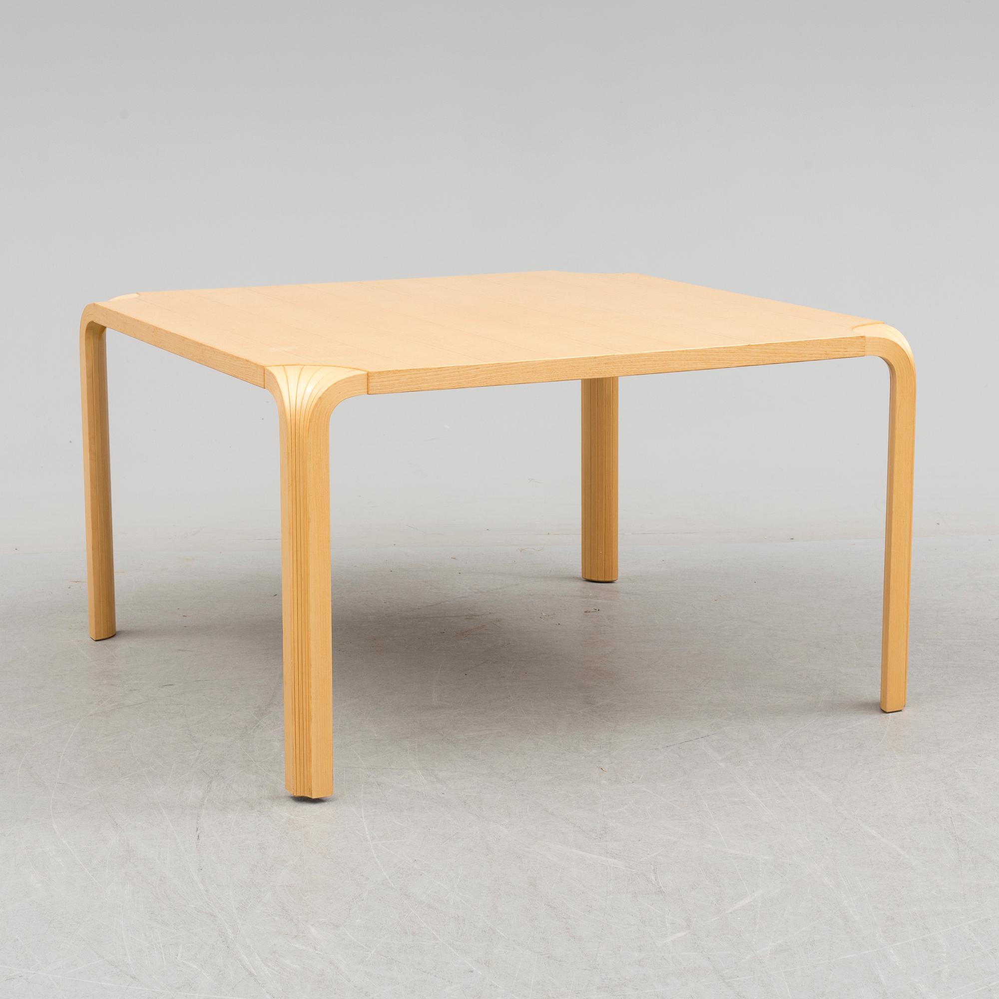 A "MX800B" sofa table, designed by Alvar Aalto for Artek, 20th century.