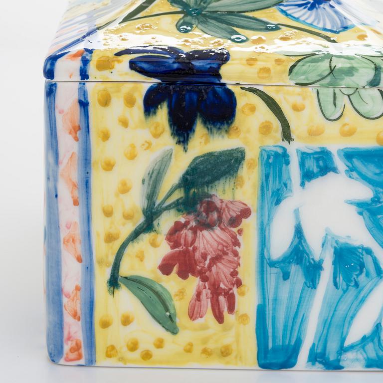 Dorrit von Fieandt, a porcelain box signed DvF ARABIA.