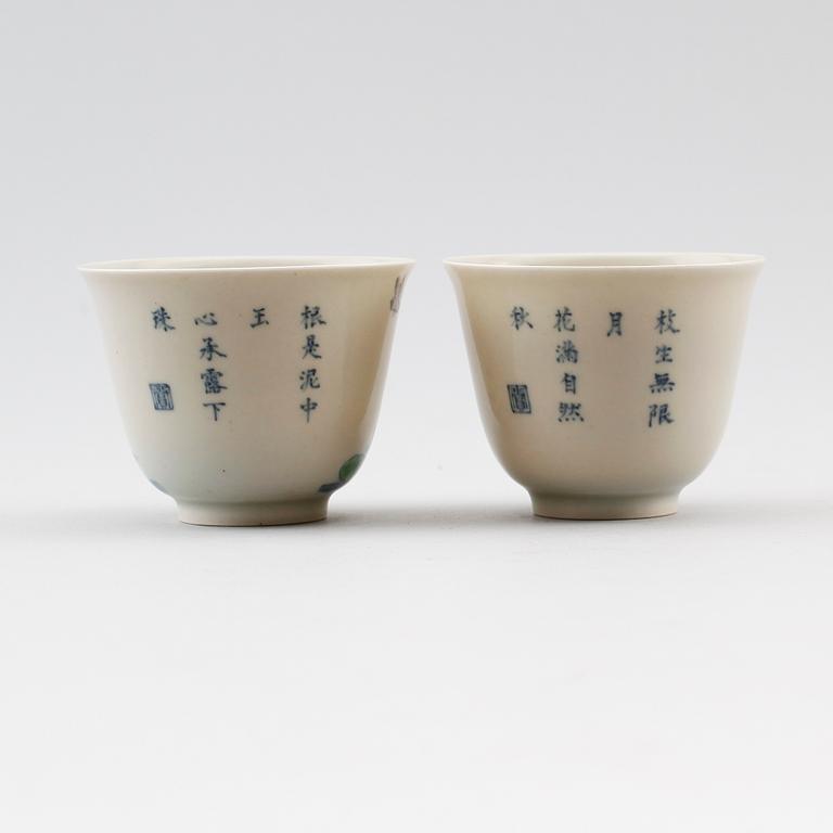KOPPAR, 2 st, porslin, Kina, med Kangxi sex karaktärers märke, 1900-tal.