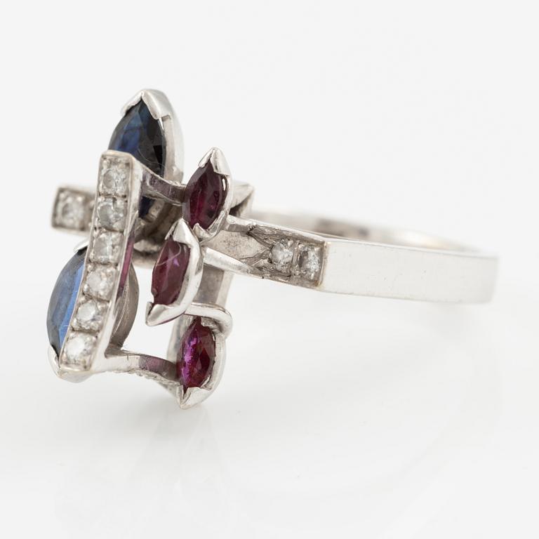 Ring 14K vitguld med navetteslipade safirer, rubiner och briljantslipade diamanter.