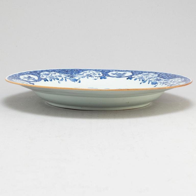 A blue and white export porcelain serving dish, Qing dynasty, Qianlong (1736-95).