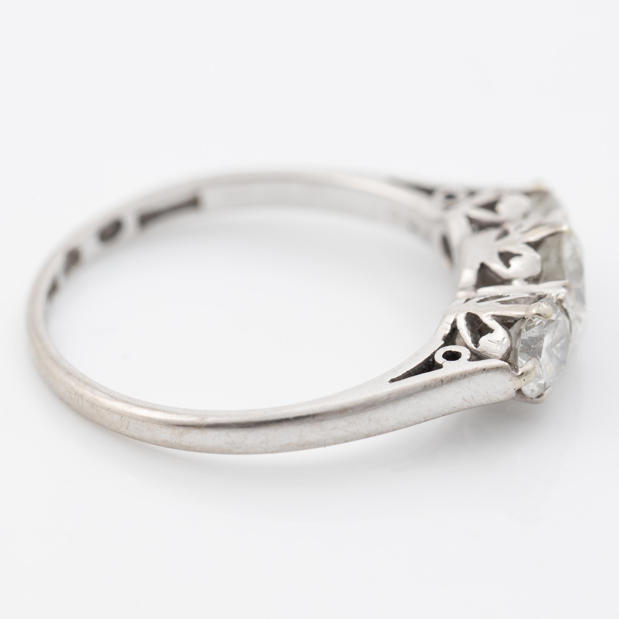 Ring in 18K white gold with three brilliant-cut diamonds.