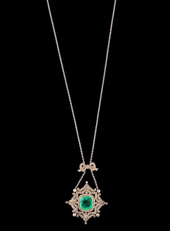 KAULAKORU, smaragdi n. 4.8 ct, ruusuhiottuja timantteja n. 1.4 ct. 18K kultaa, hopeaa. Paino 11,5 g.