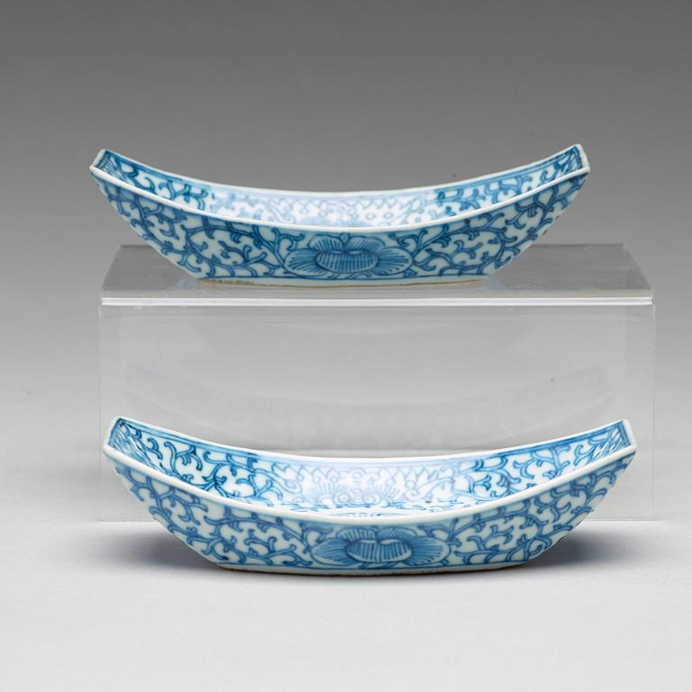 A pair of blue and white teaboats, Qing dynasty, 19th Century.