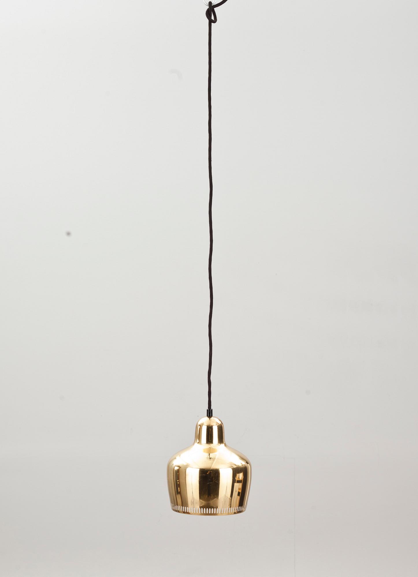 TAKLAMPA, design Alvar Aalto, A330. Tillverkad av Valaistustyö eller Louis Poulsen & Co a/s Denmark.