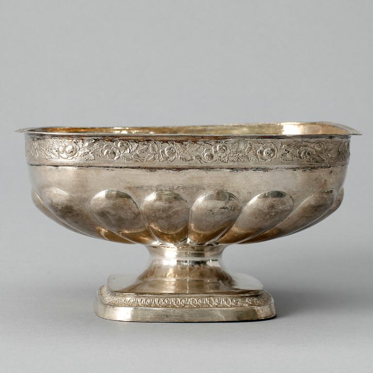 KONFEKTSKÅL, silver, Moskva, 1830. Vikt ca 303.