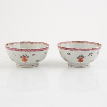 A par of Chinese famille rose porcelain bowls, Qing dynasty, Qianlong (1736-95).