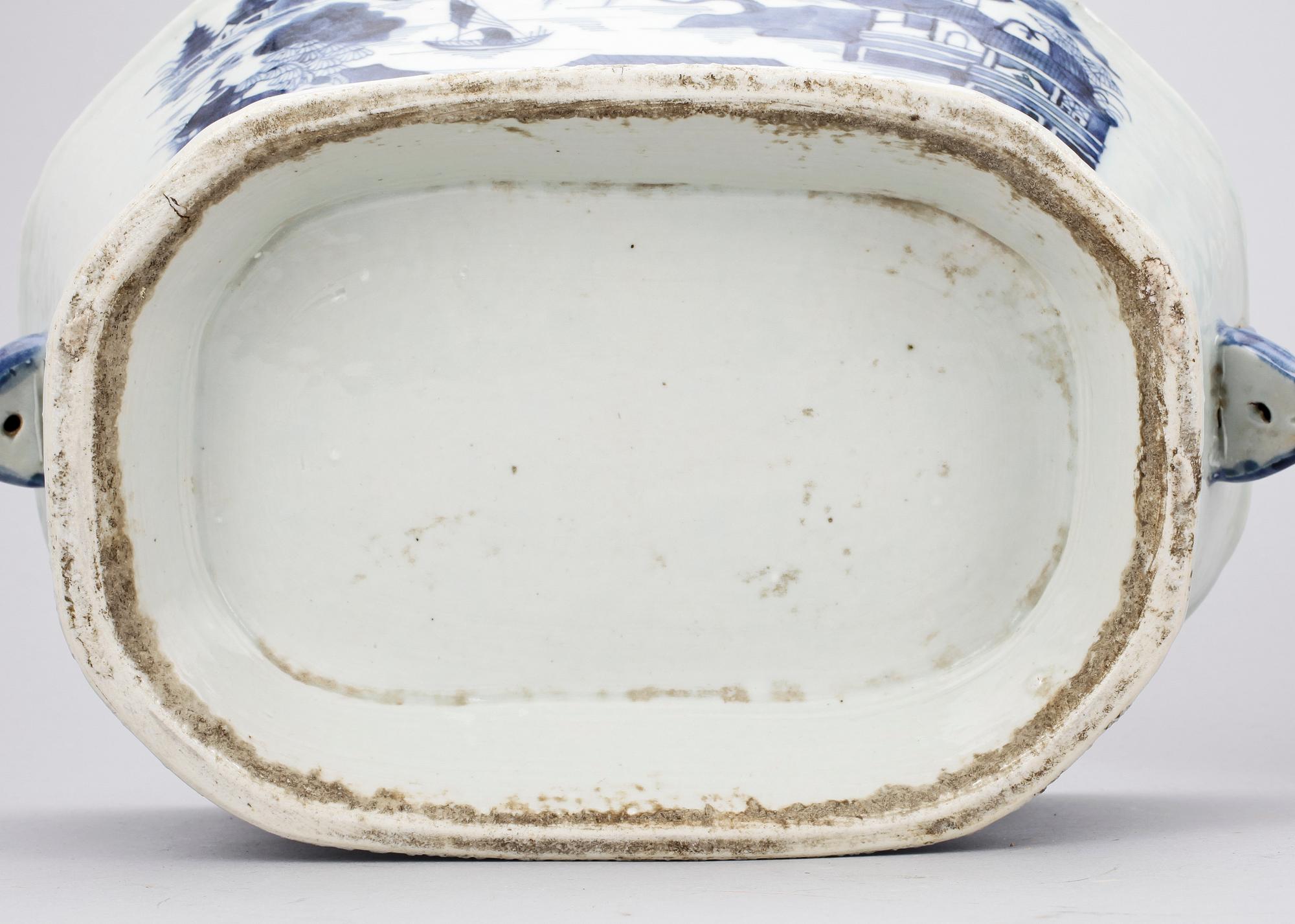 TERRIN MED LOCK OCH FAT, porslin, Jiaqing, Kina tidigt 1800-tal.