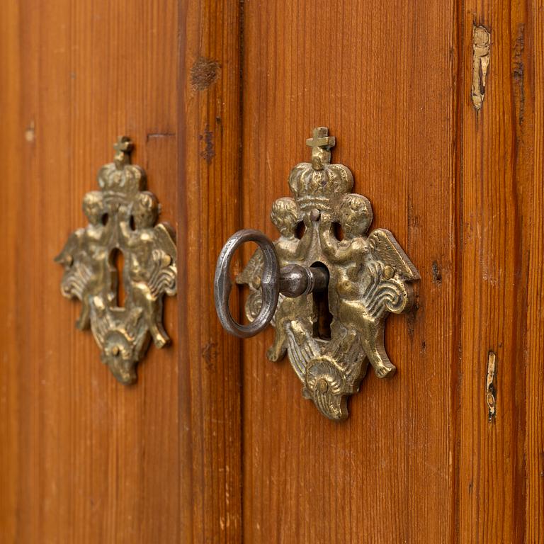 An 18th two-part pine century cabinet.