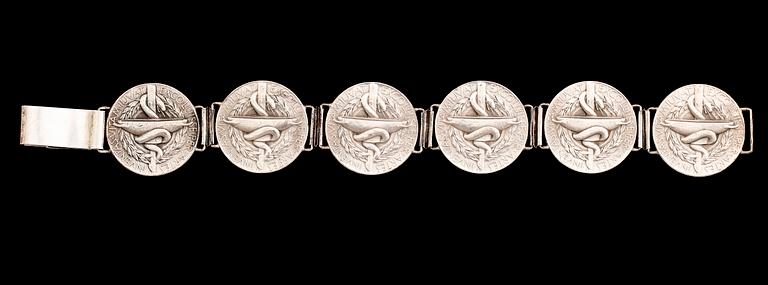 ARMBAND, silver, med 6 medaljer av Alfred Nobel. Vikt ca 78 gram.