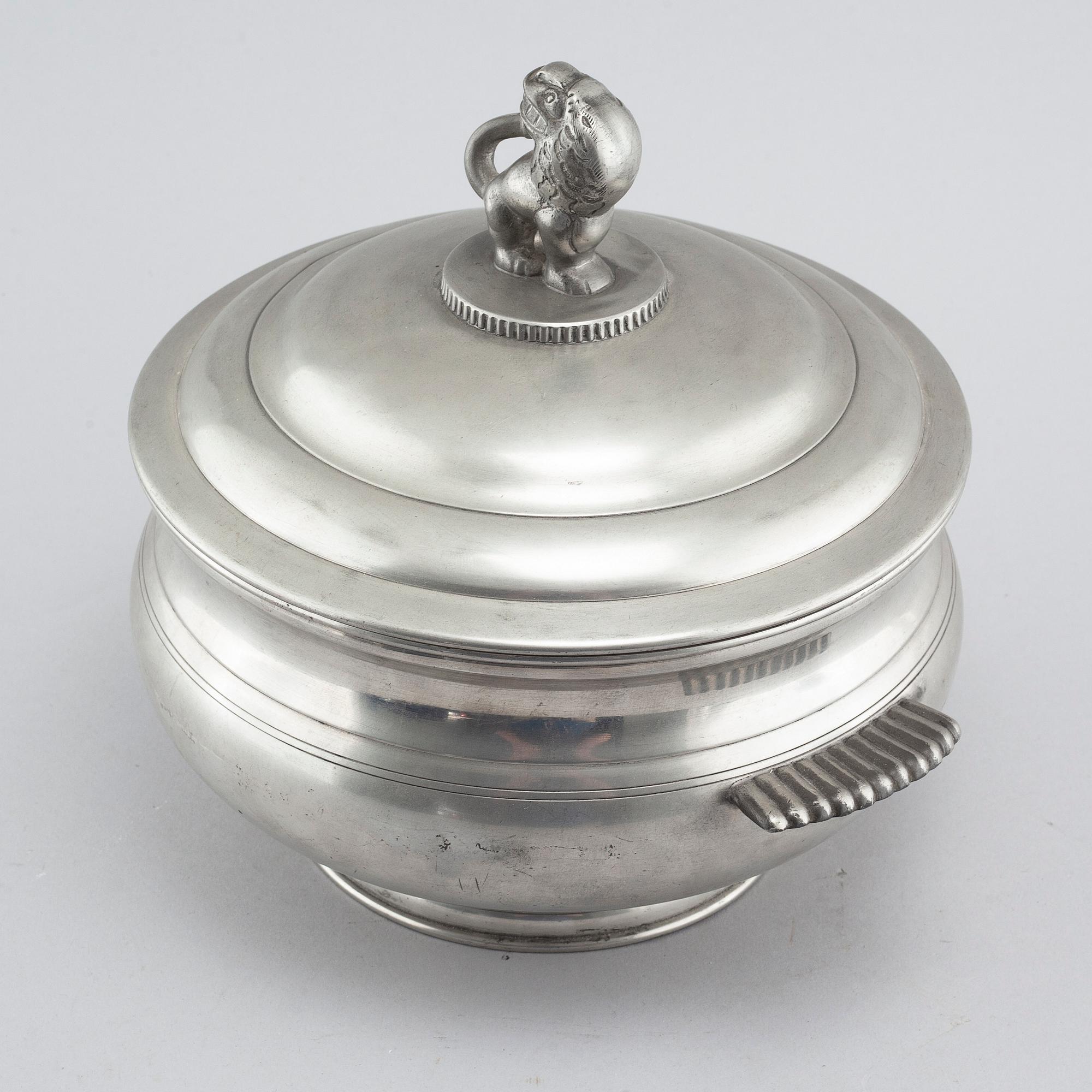 Terrin med lock, tenn, modell 277, Firma Svenskt Tenn, 1926. Lockknoppen troligtvis formgiven av Anna Petrus.