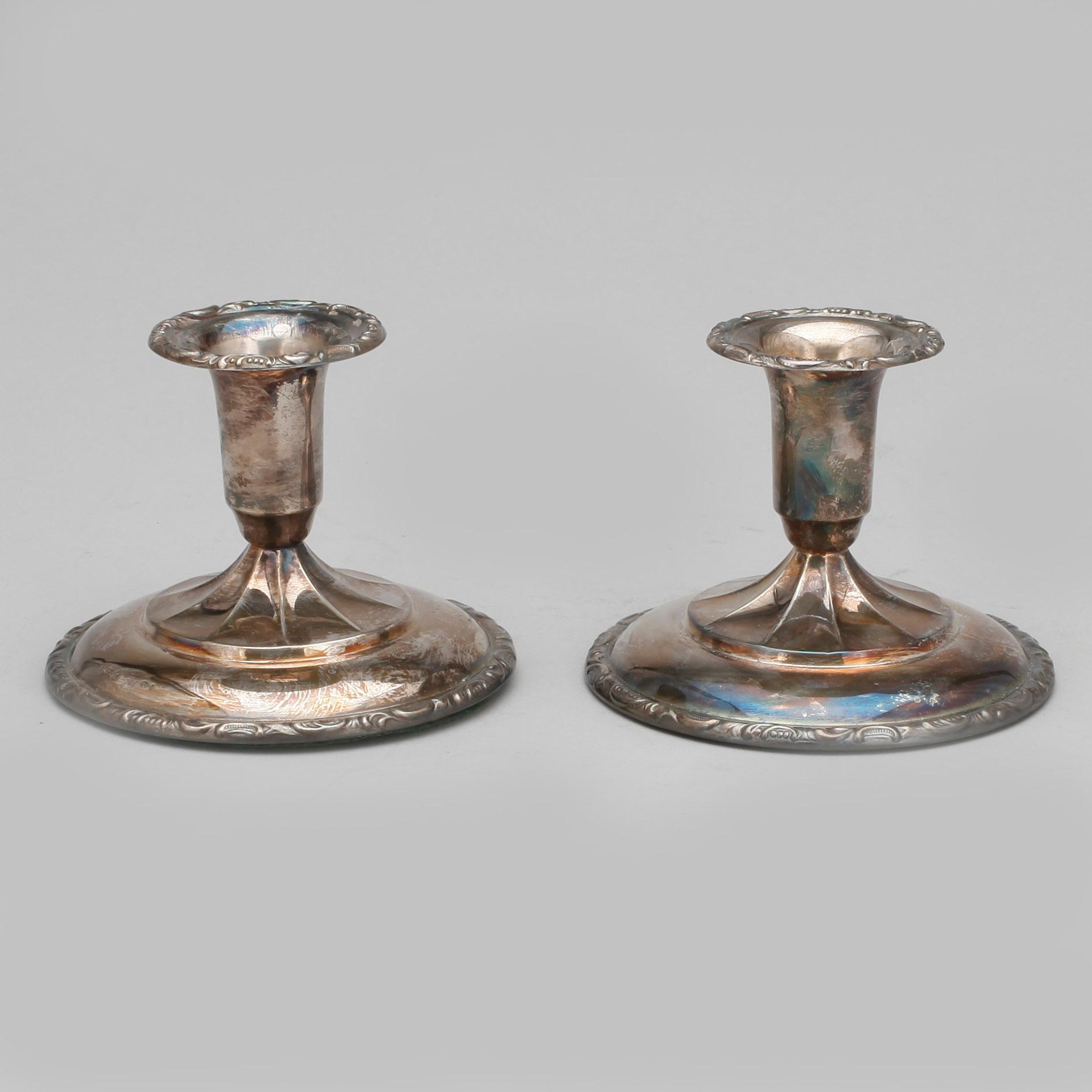 LJUSSTAKAR, ett par, silver, med svenska importstämplar. 1900-talets första hälft.