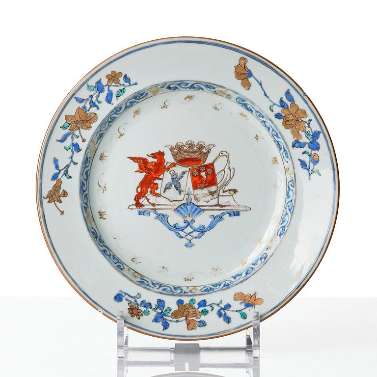 Tallrikar, tre stycken, porslin. Qingdynastin, Yongzheng (1723-35).