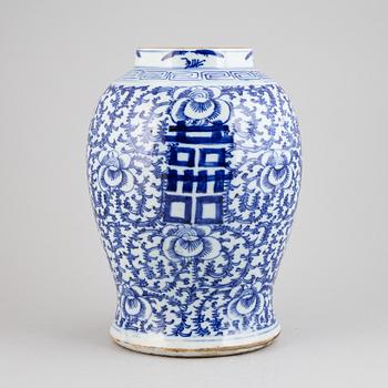 A chinese blue and white urn, Qing Dynasty, 19th century.