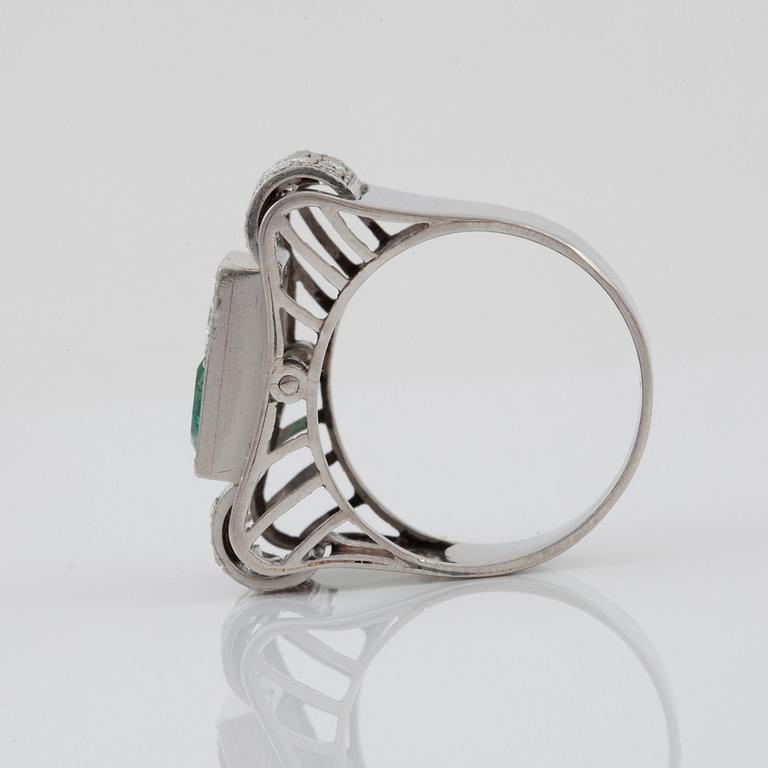 A circa 0.45 ct emerald and circa 0.40 ct pear-shaped diamond ring.