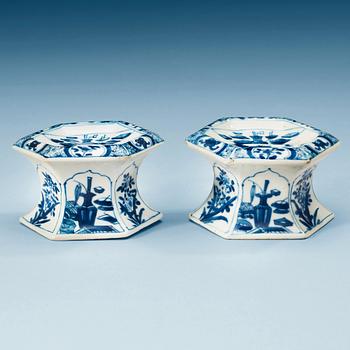 A pair of blue and white salts, Qing fynasty Kangxi (1662-1722).