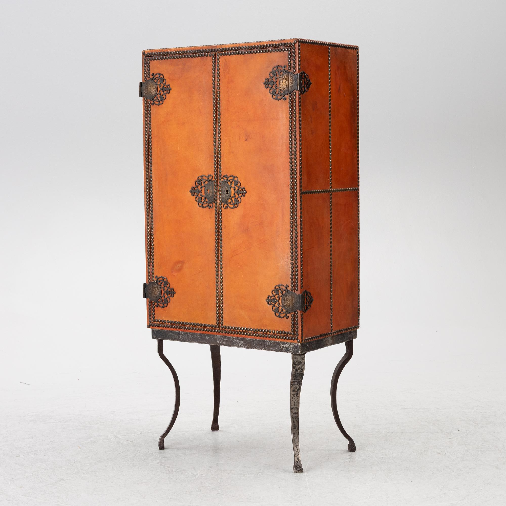 Cabinet, first half of the 20th century.