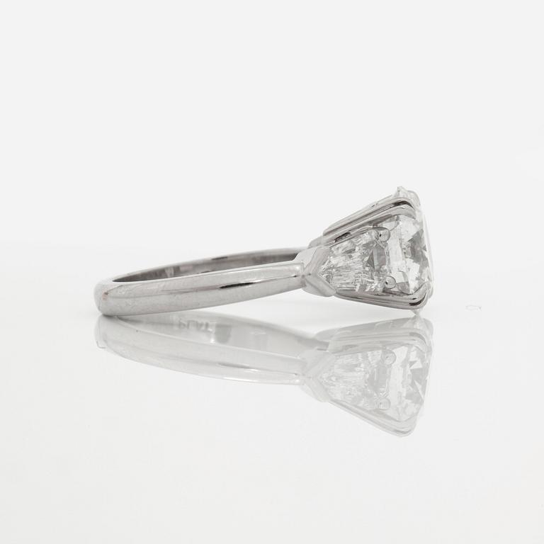 Ring briljantslipad diamant 3.54 ct F/VVS1, kite shaped 0.90 ct.