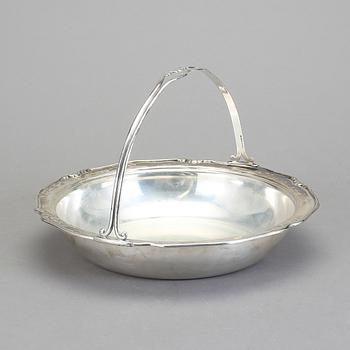 KAROTT MED HÄNKEL, silver, W.A. Bolin, Stockholm, 1934. Vikt ca 619 gram.