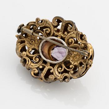 Brosch, med ametist, svart emalj och seedpärlor.