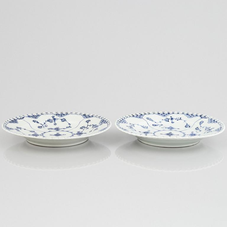 Tallrikar, två stycken, porslin, Royal Copenhagen, "Musselmalet helblond", 1775-1790.