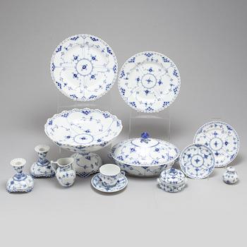 Fortyone pieces of Musselmalet dinner service from Royal Copenhagen.