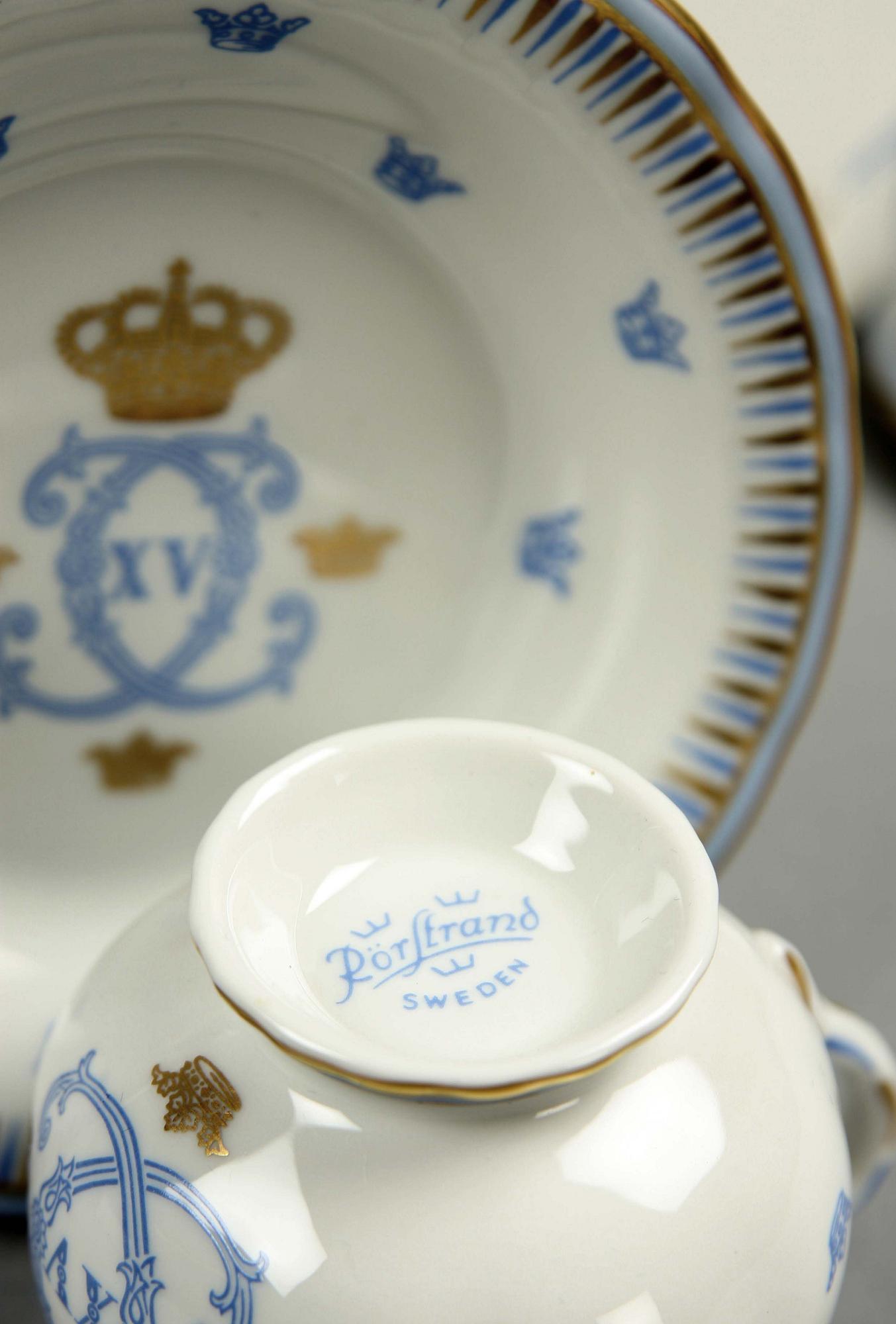 CREMEKOPPAR med FAT, 13 st, fältspatsporslin, 1900-talets sista kvartal.