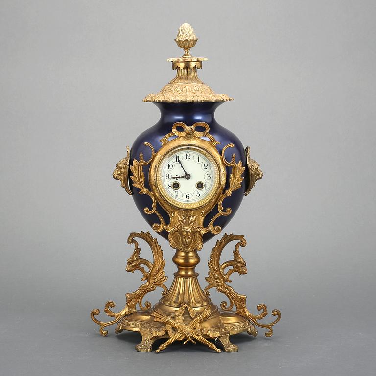 BORDSPENDYL, Louis XVI-stil, 1800-talets sista kvartal.