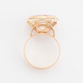 18K gold and oval rock crystal ring.