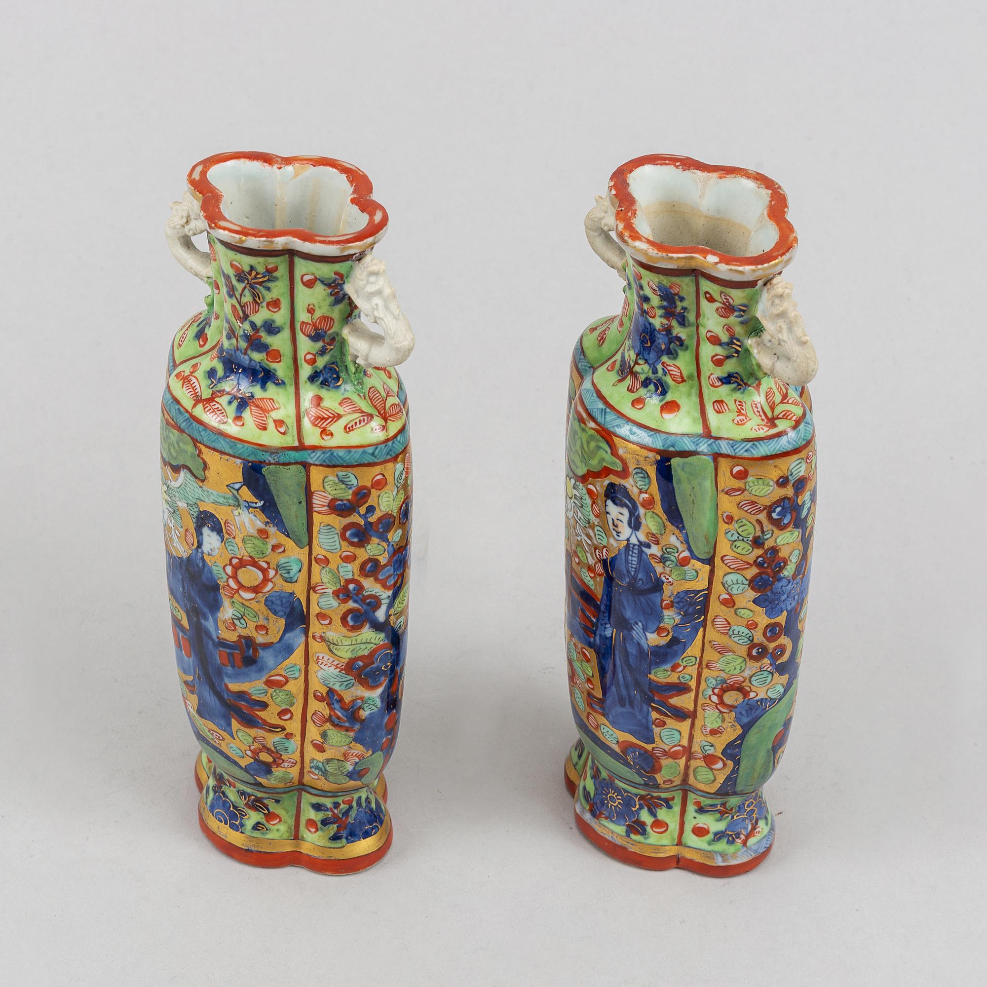 A pair of clobbered famile rose vases, Qing dynasty, Kangxi (1662-1722).