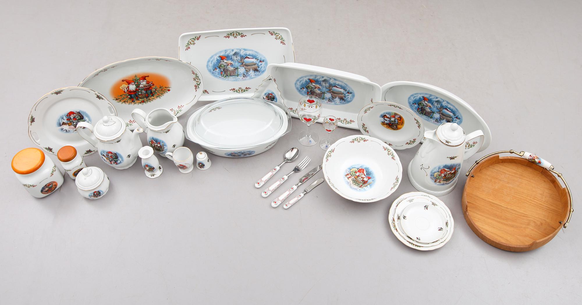 JULSERVIS, 93 snarlika delar, glas och porslin, "Christineholm", Fyrklövern, 1900-talets andra hälft.