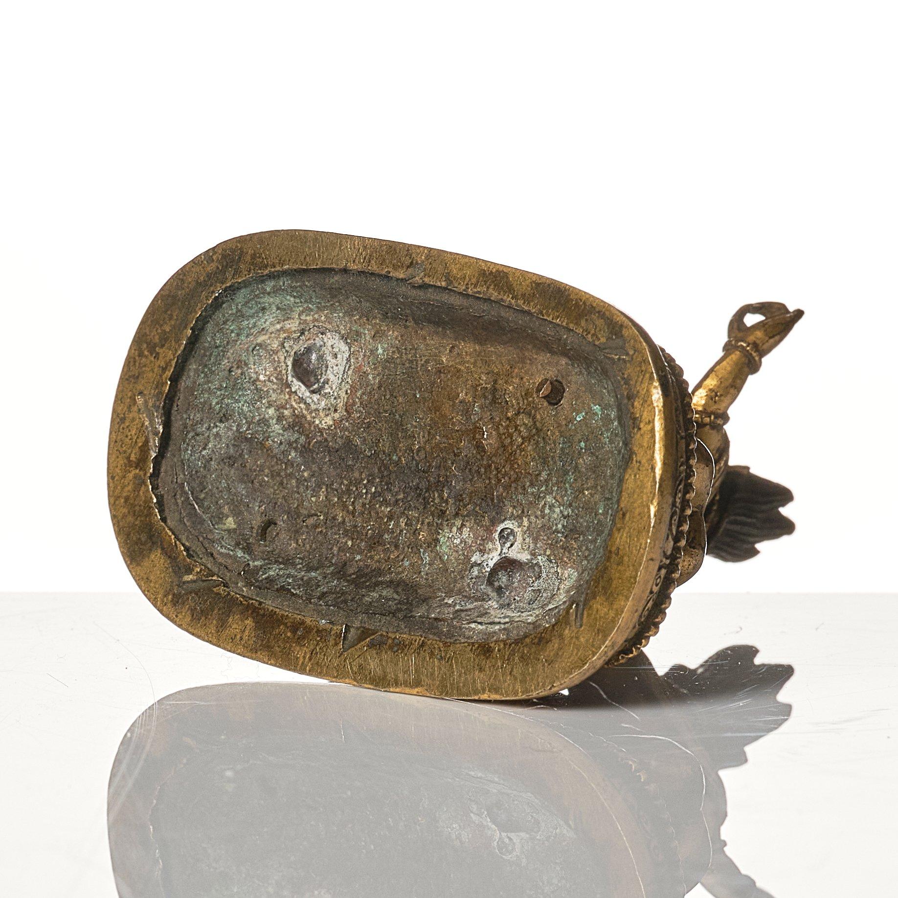 Vredgad gudom ridandes på ett lik, förgylld brons. Tibetokinesisk, 1700-tal.