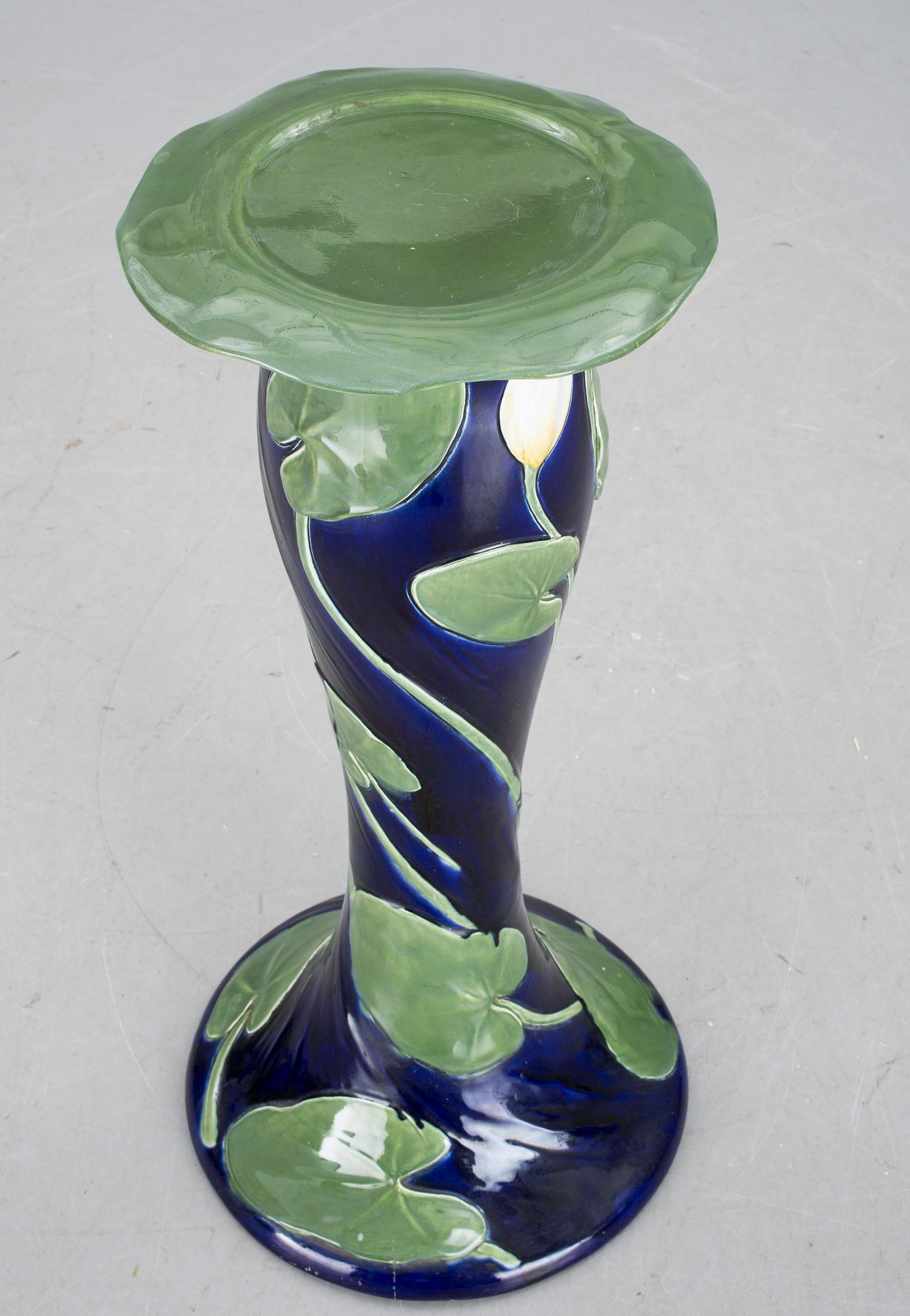 PIEDESTAL med YTTERFODER, flintgods. Rörstrand, Jugend.