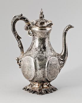 KAFFEKANNA, silver, nyrokoko. Gustav Möllenborg Feron, Stockholm, 1872. Vikt ca 850 gr.