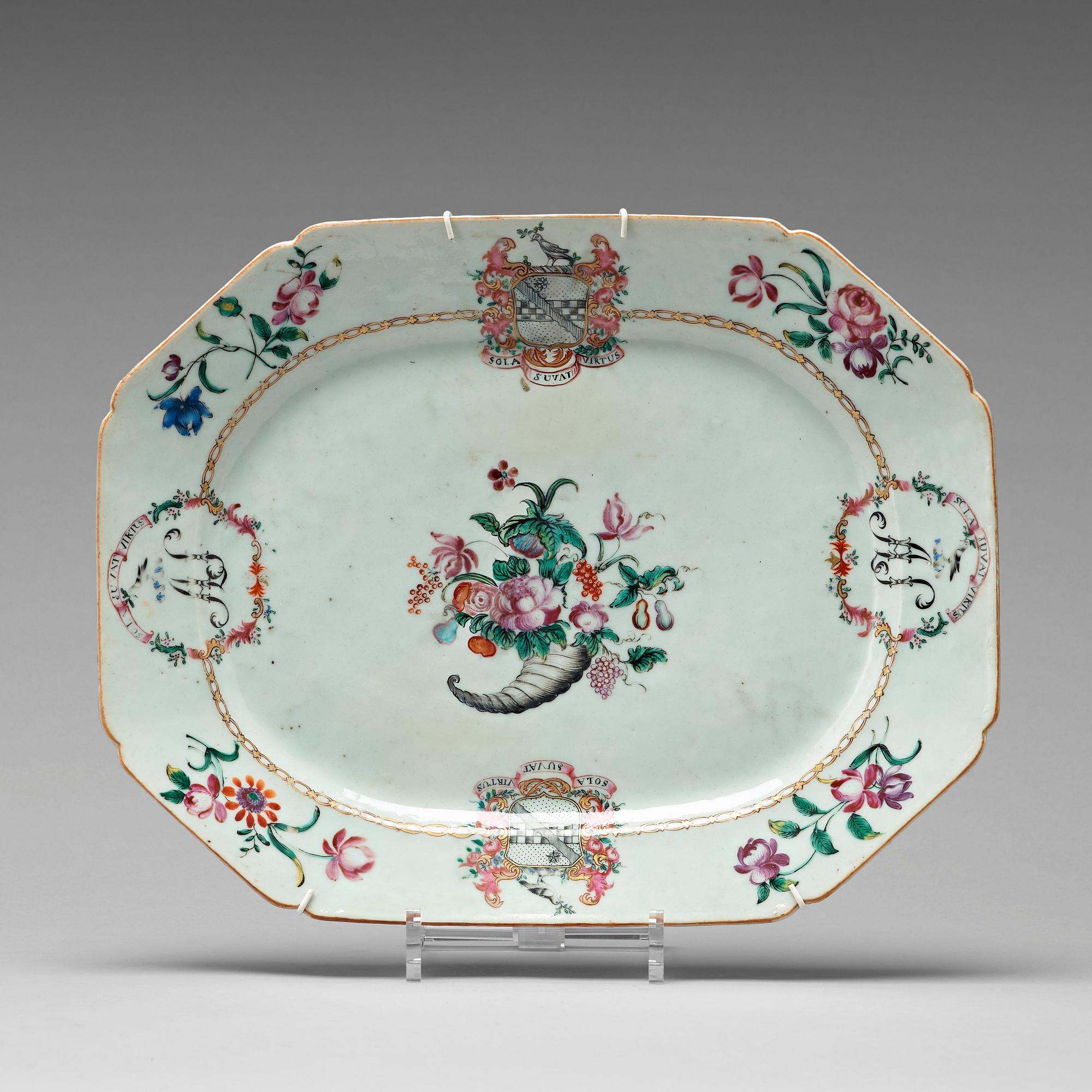 An armorial serving dish, Qing dynasty, Qianlong (1736-95).