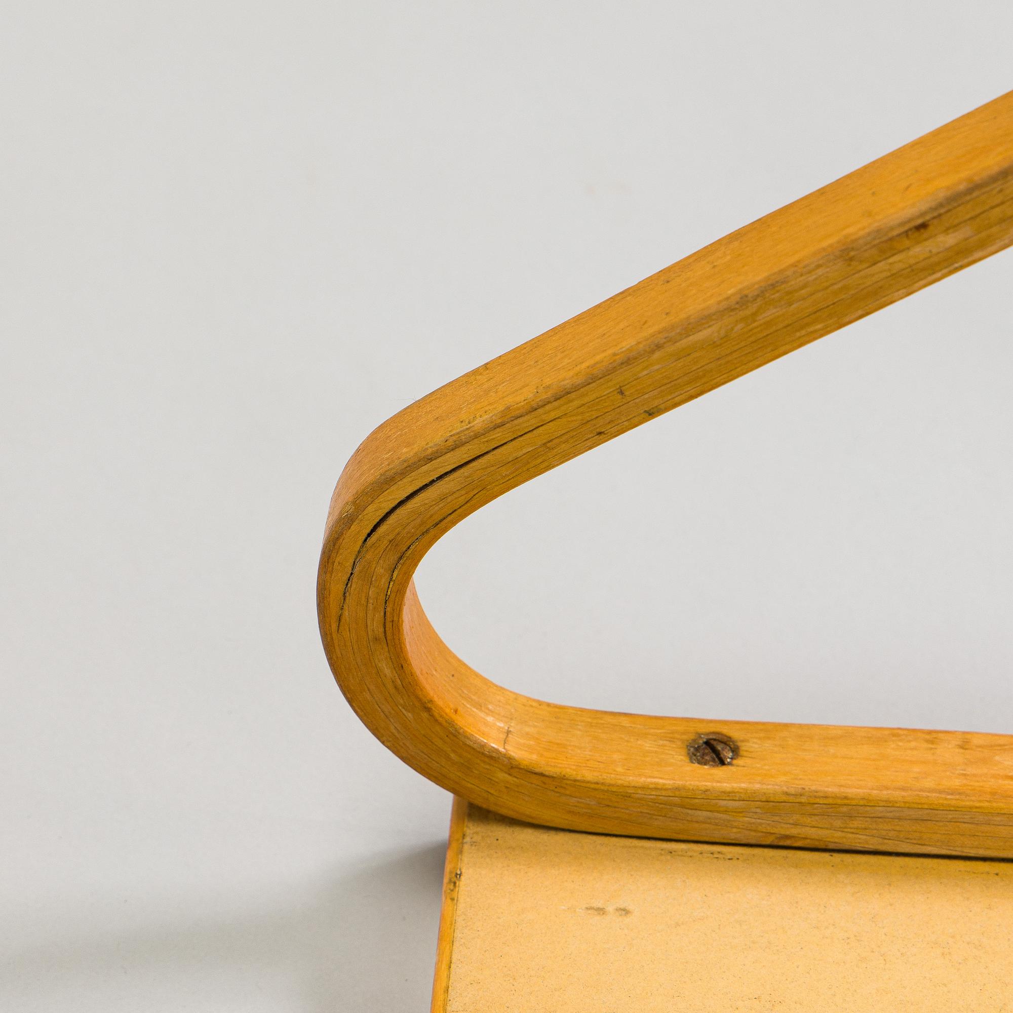 Alvar Aalto, vägghyllor, 2 st, modell 112/L för O.Y. Huonekalu- ja Rakennustyötehdas A.B 1900-talets mitt.