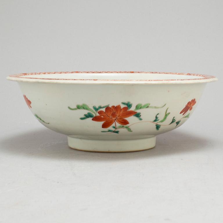 A famille rose export porcelain bowl and a pair of pates, Qing dynasty, 18th century.