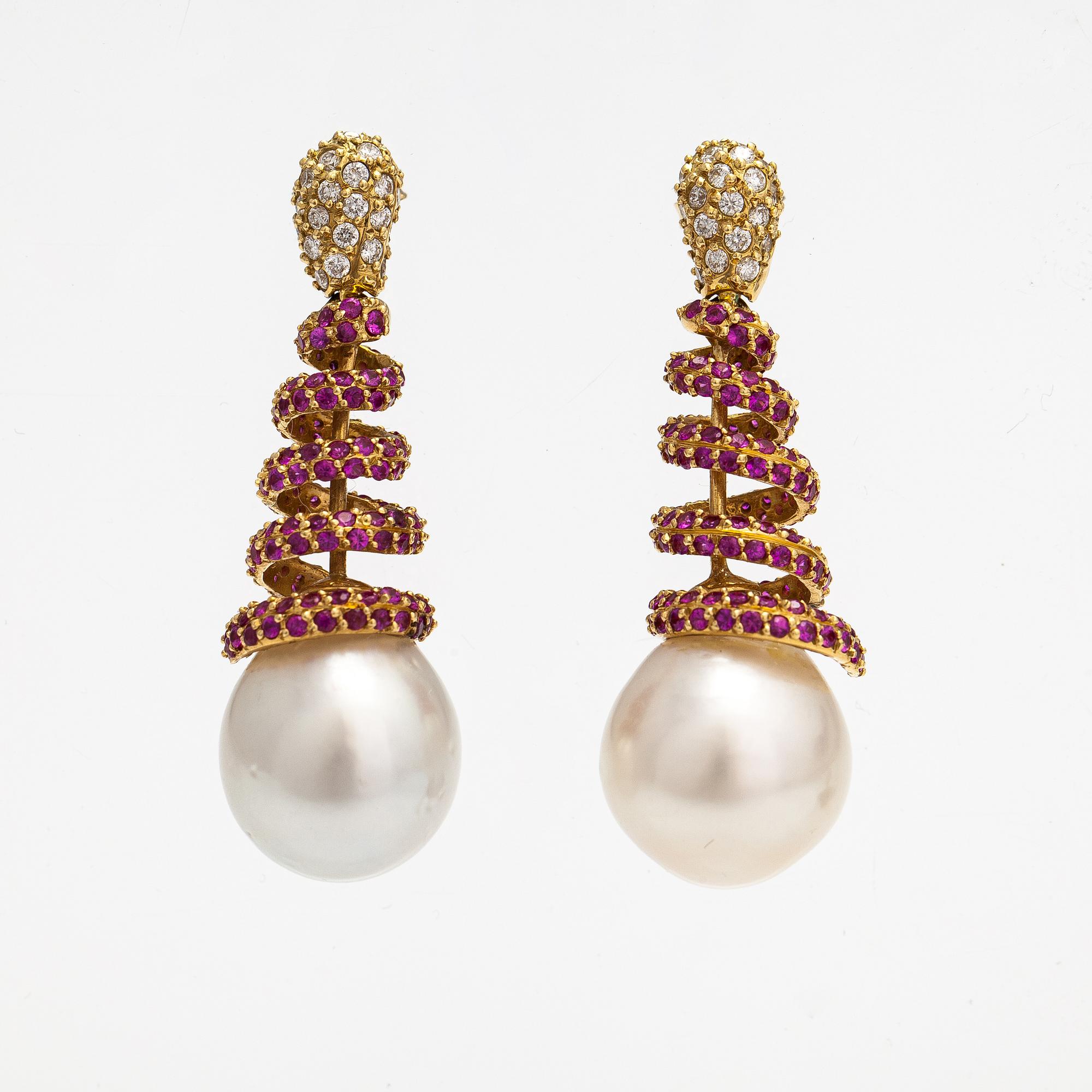 A pair of 18K gold earrings with rubies, diamonds ca. 0.96 ct in total and cultured pearls.