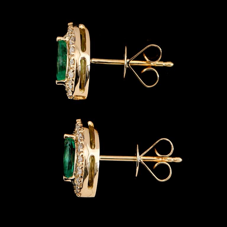 ÖRHÄNGEN, 1 par, 18K guld, diamanter tot ca 0.25 ct, smaragder tot ca 0.45 ct.