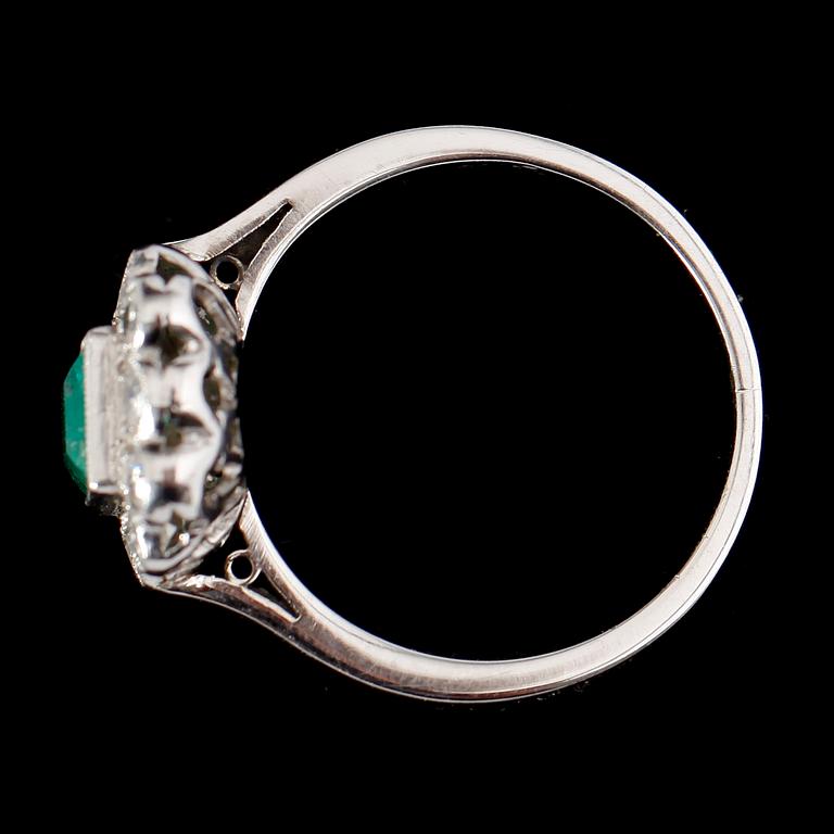 RING, 18 k vitguld, med diamanter ca 0.36 ct samt smaragd.  Total vikt ca 4 g.