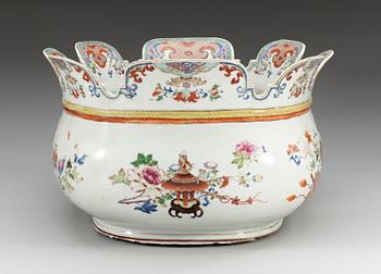 A large famille rose wine cooler/monthieth, Qing dynasty, Qianlong (1736-95).