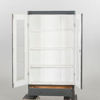A CUPBOARD, FIRST HALF OF 20TH CENTURY,