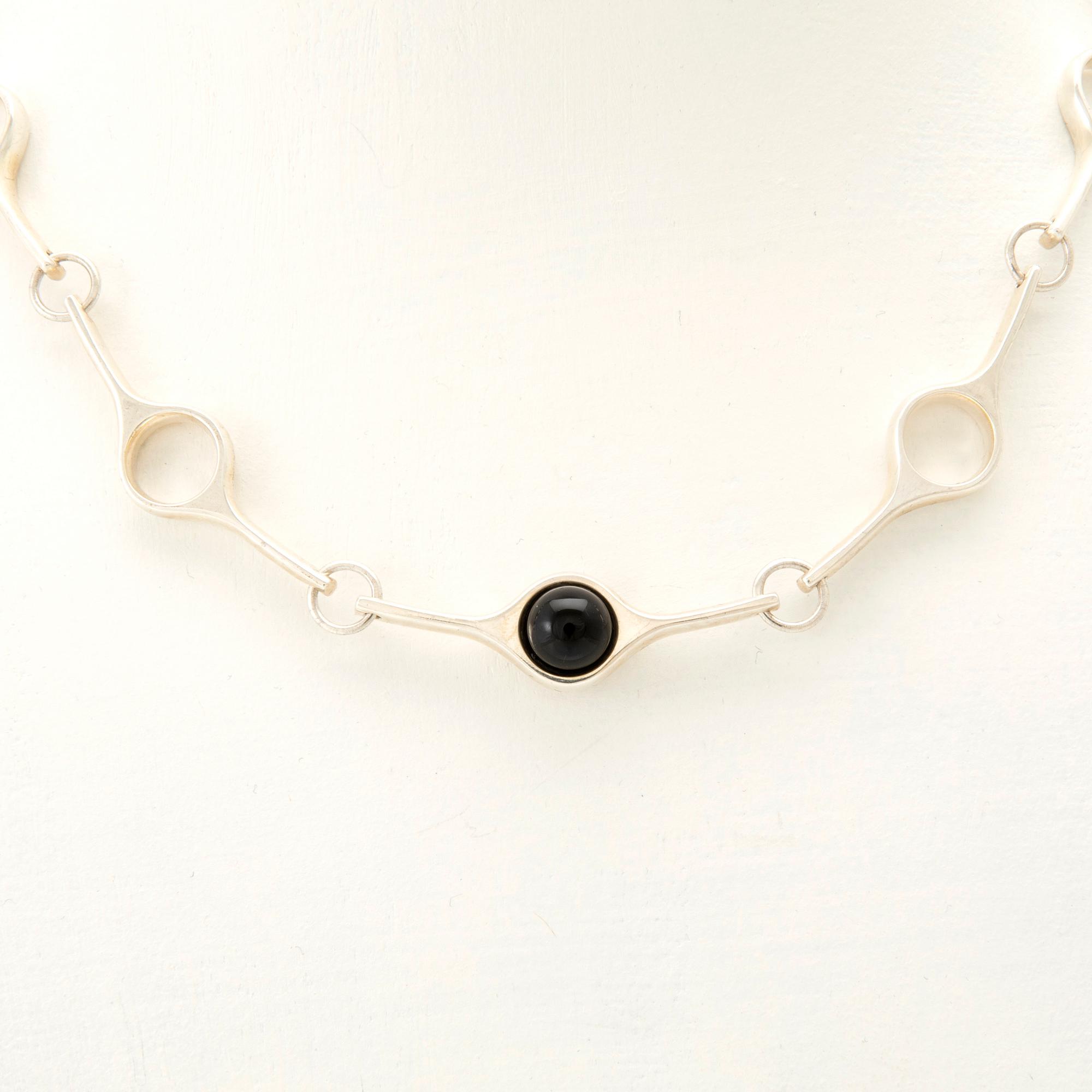 Georg Jensen, halsband "Sphere" silver med cabochonslipad onyx.