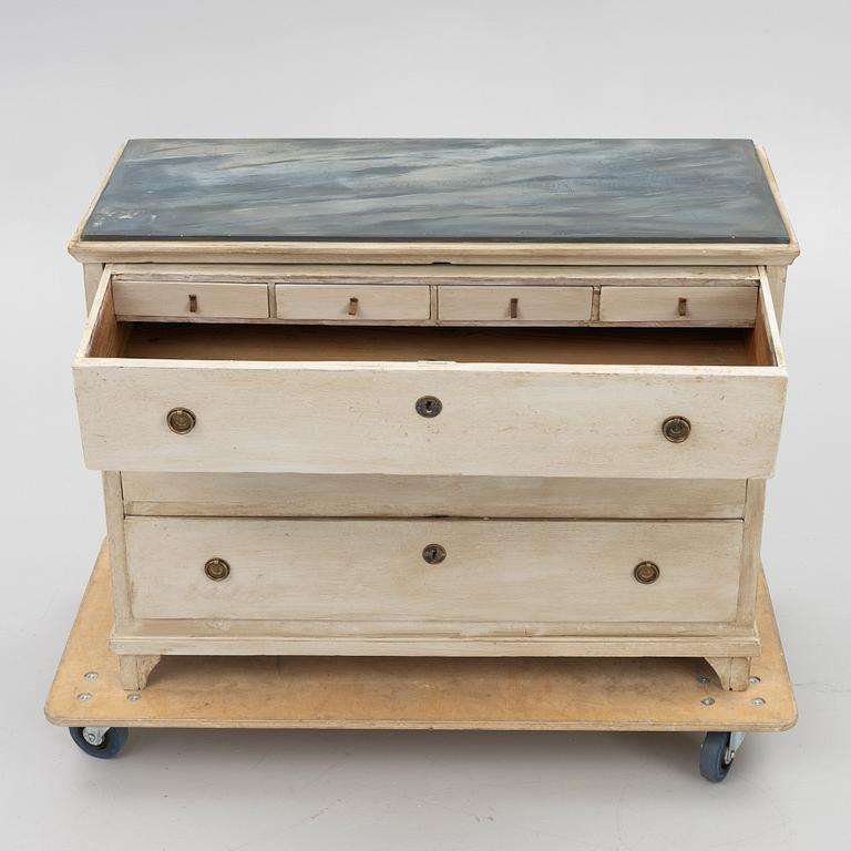 A chest of drawers, 19th century.