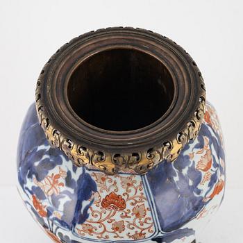 Urn with lid, Japan ,Edo, 18th-19th century.