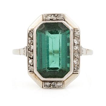 555A. A ring in 14K white gold with a green tourmaline and eight-cut diamonds.