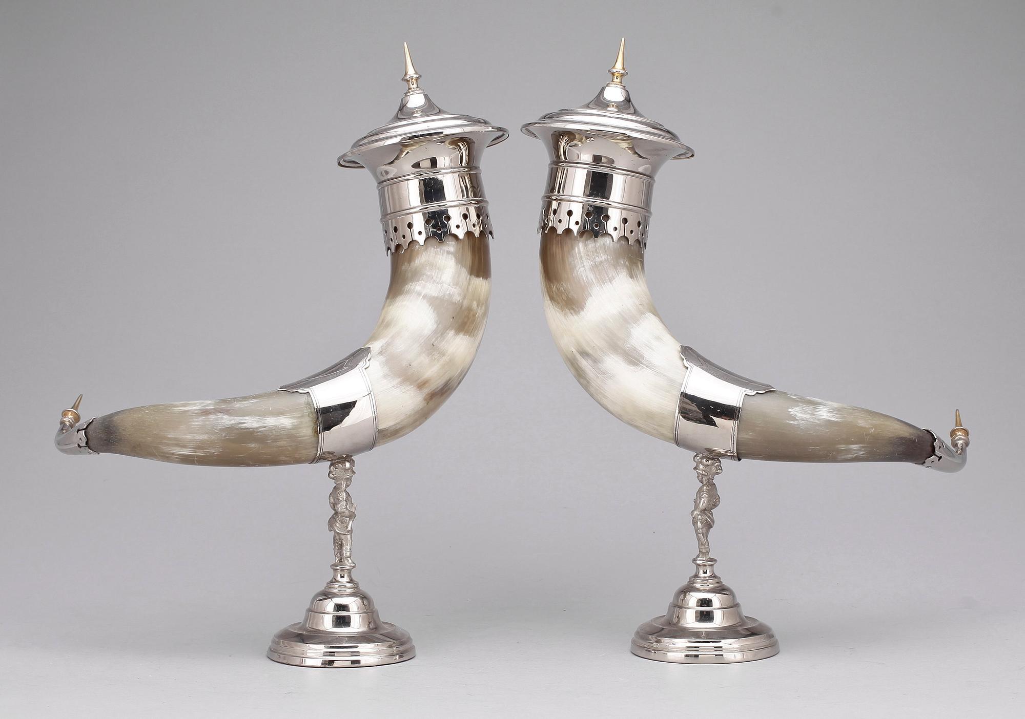 HORNPOKALER, ett par, horn samt nysilver, omkring sekelskiftet 1900.