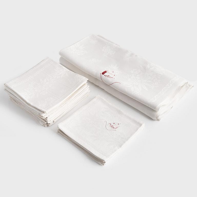 A linen table cloth and 20 napkins, 20th century.