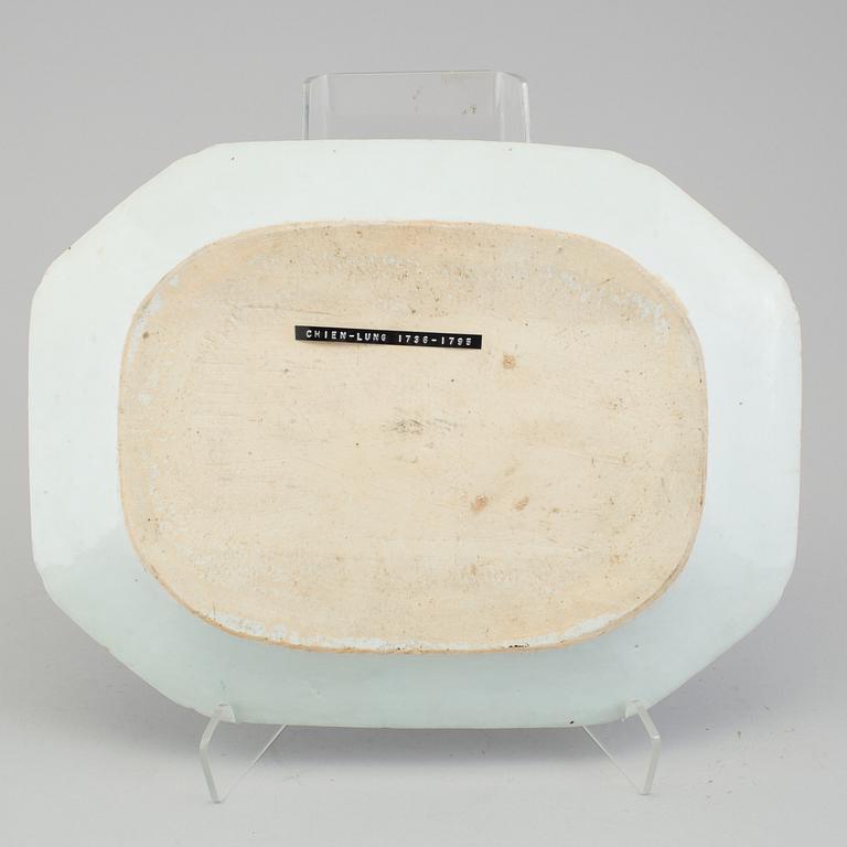 A beautiful Chinese blue and white porcelain figural platter, Qing dynasty, Qianlong (1736-95).