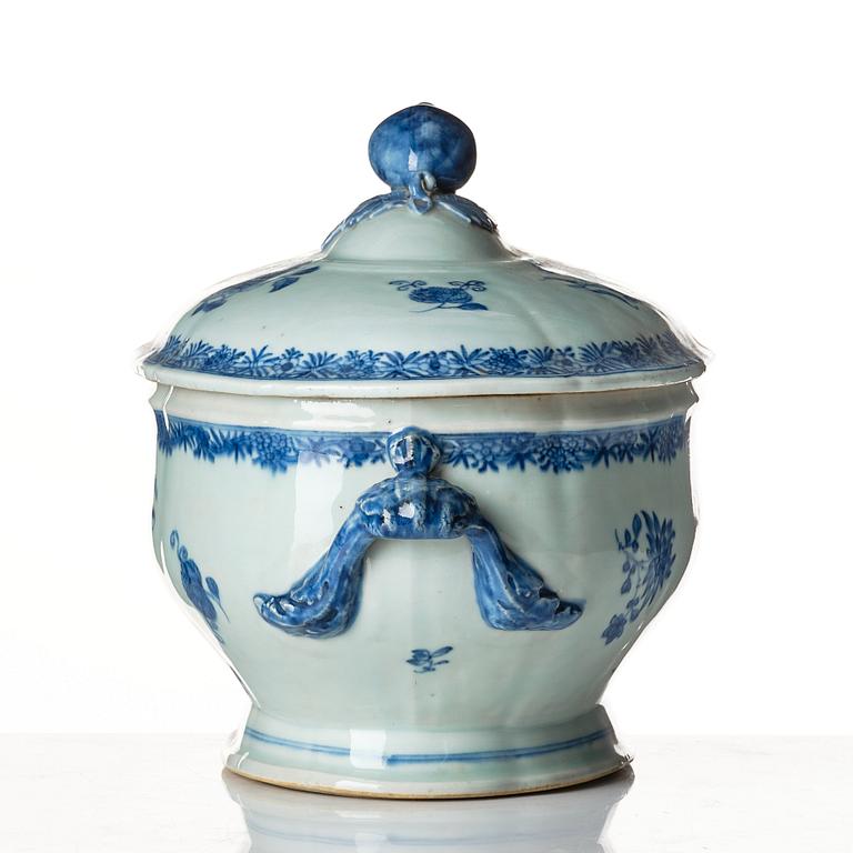 A blue and white tureen with cover and stand, Qing dynasty, Qianlong (1736-95).